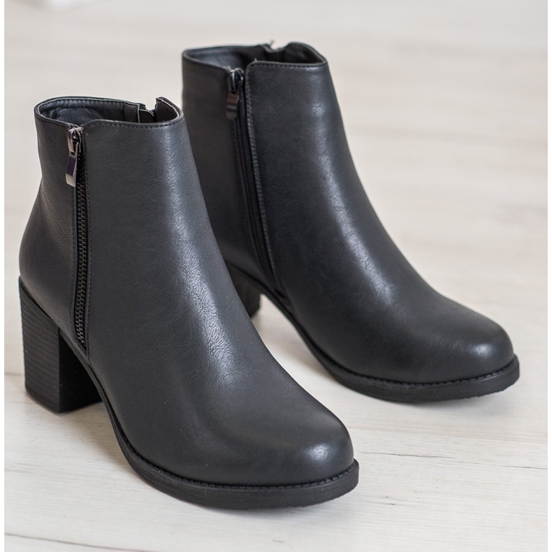 J. Star Botas quentes no poste preto 1