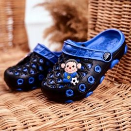 Sapatilhas infantis de espuma Crocs Macaco Preto Futebolista azul 1