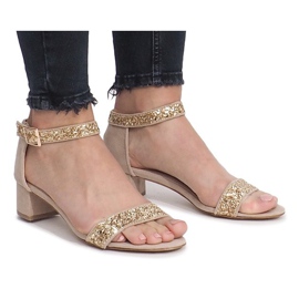 Sandálias douradas em um post em Montana dourado amarelo 1