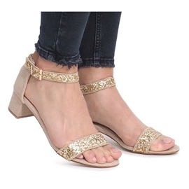 Sandálias douradas em um post em Montana dourado amarelo 2