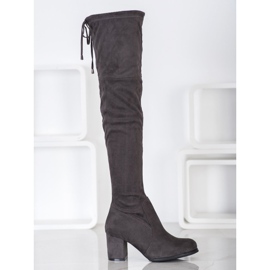 J. Star Botas deslizantes em um poste cinza 2