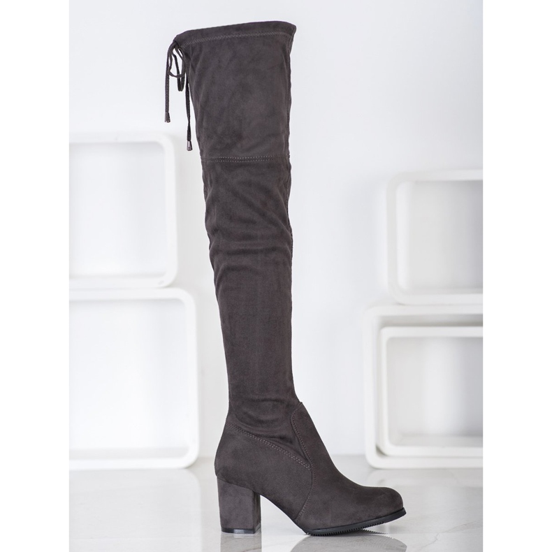 J. Star Botas deslizantes em um poste cinza 2