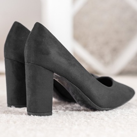 Small Swan Bombas pretas em um pilar preto 1