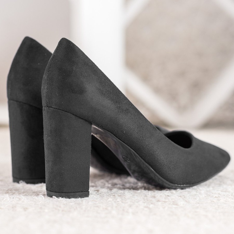 Small Swan Bombas pretas em um pilar preto 1