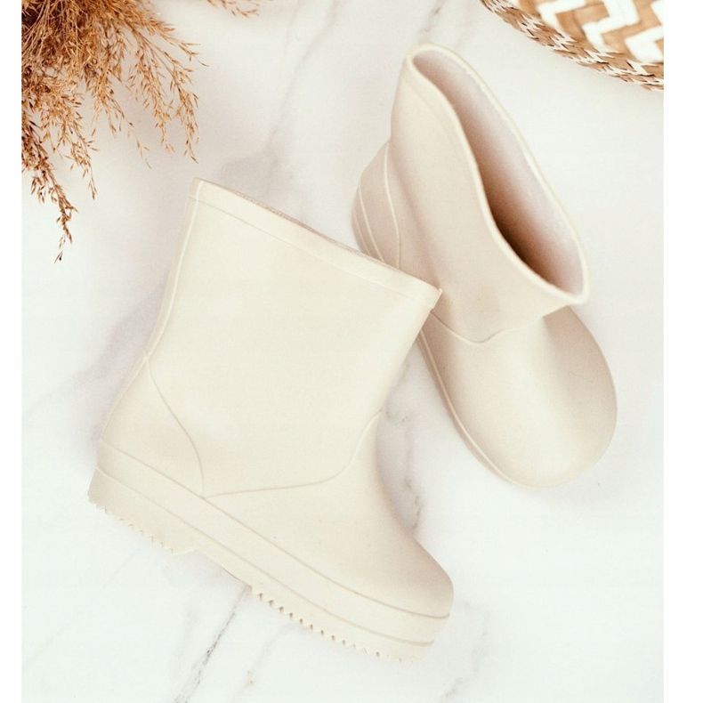 Canção de ninar infantil bege clássico com galochas de borracha 1 Canção de ninar infantil bege clássico com galochas de borracha 1