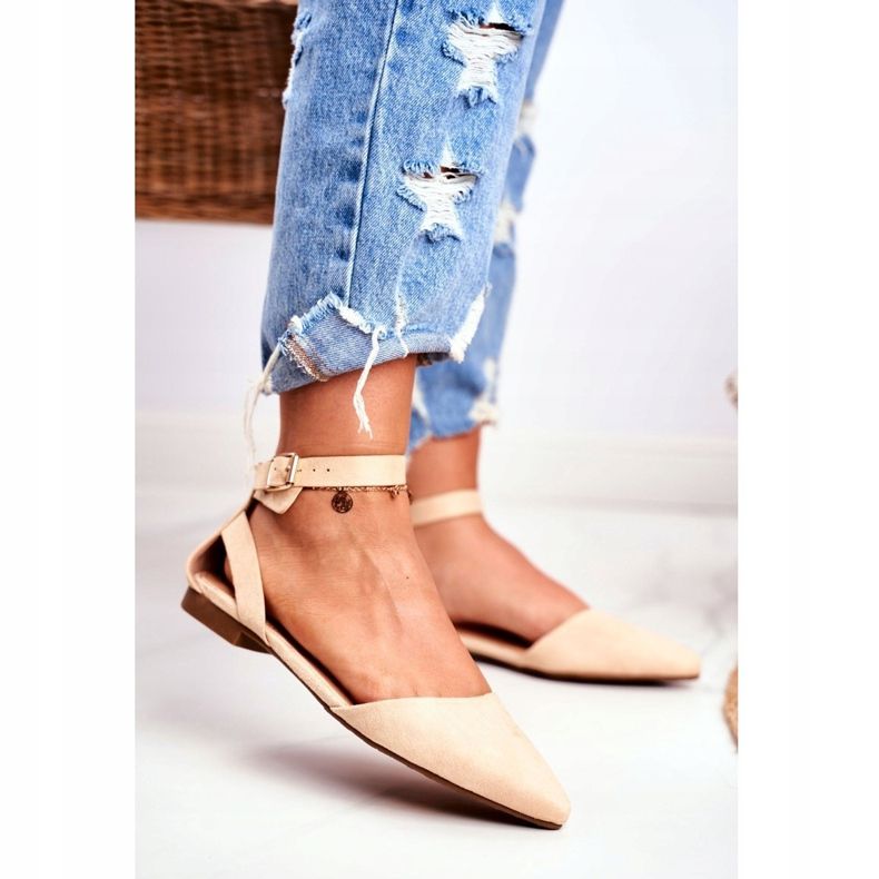 PS1 Bailarinas bege feminino em um cinto com Allison Spitz 1