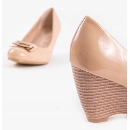 Bombas de cunha bege com fivela 0089-3 marrom 2