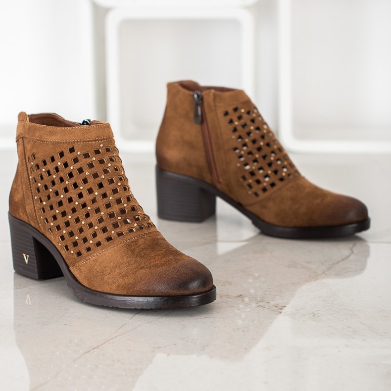 Botas com orifícios VINCEZA castanho 1 Botas com orifícios VINCEZA castanho 1