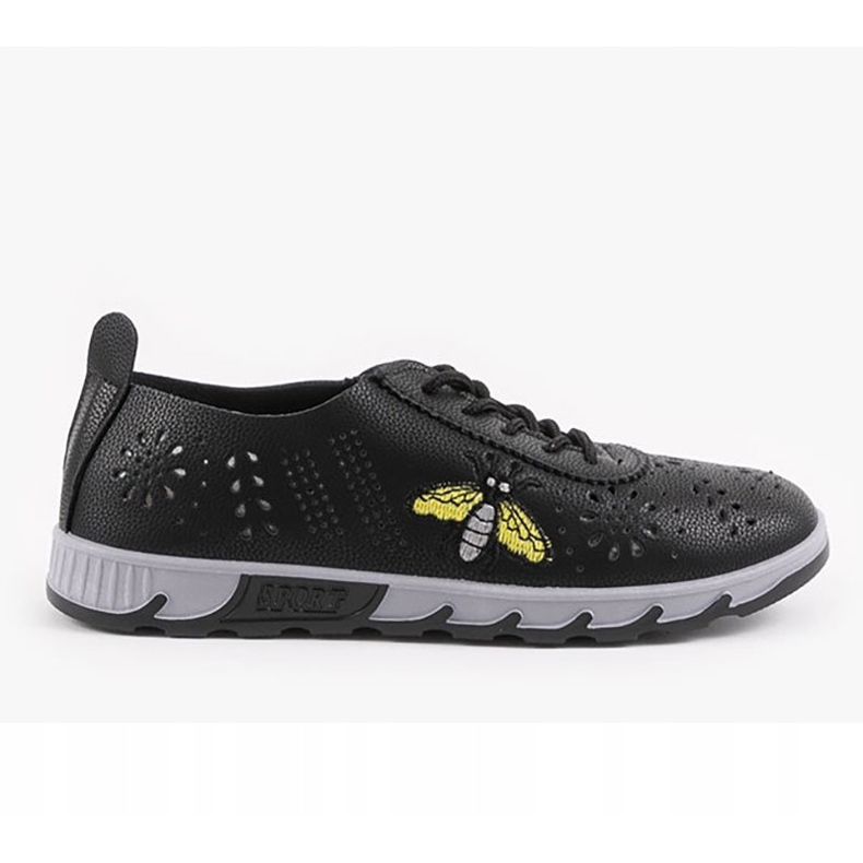 Tênis preto perfurado com uma impressão de JH81171-3 1