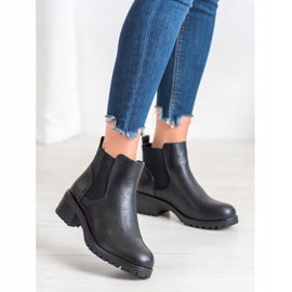J. Star Botas deslizantes em um poste preto 2