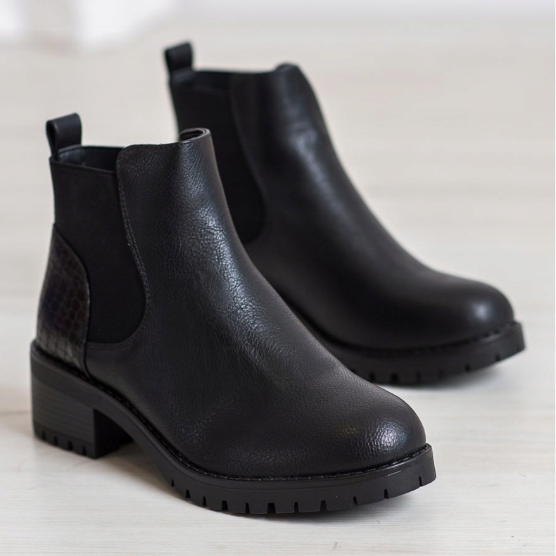 J. Star Botas deslizantes em um poste preto 1