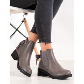 J. Star Botas cinza Chelsea em um bar 1