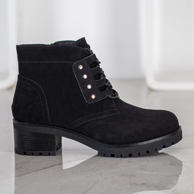 J. Star Botas amarradas em um poste preto 1