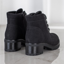 J. Star Botas amarradas em um poste preto 2