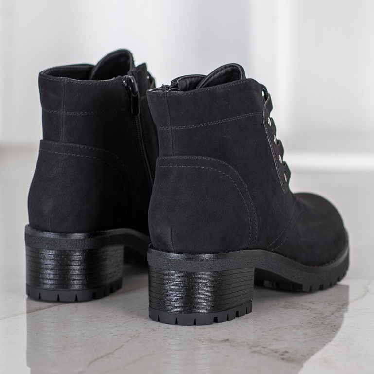 J. Star Botas amarradas em um poste preto 2