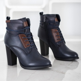 Evento Botas azul marinho em um pilar 1