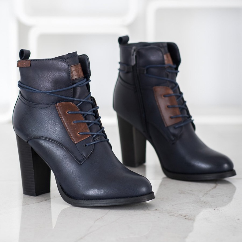 Evento Botas azul marinho em um pilar 1