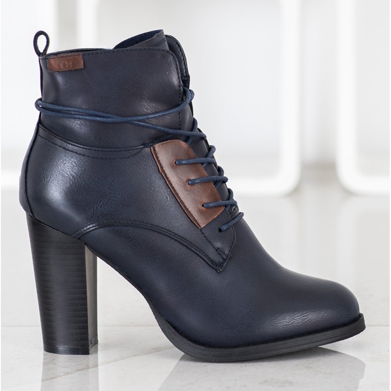 Evento Botas azul marinho em um pilar 2