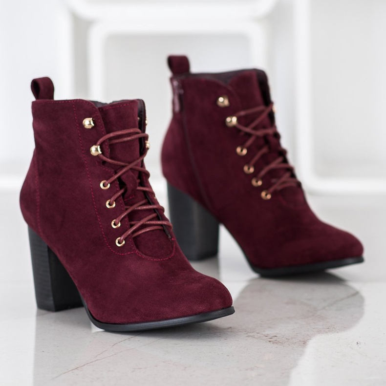 Evento Botas cor de vinho no posto vermelho multicolorido 1