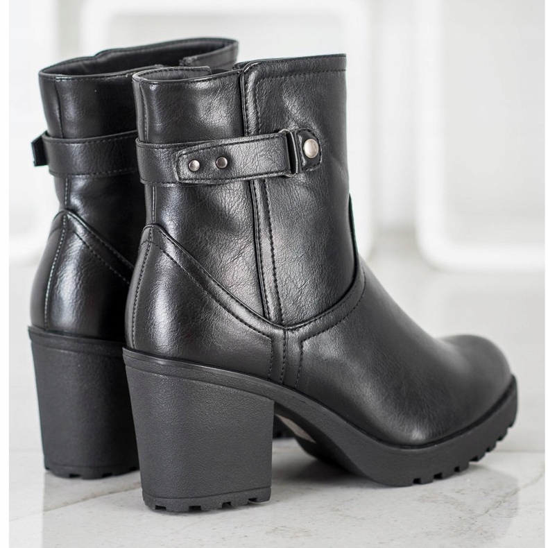 J. Star Botas quentes no poste preto 1