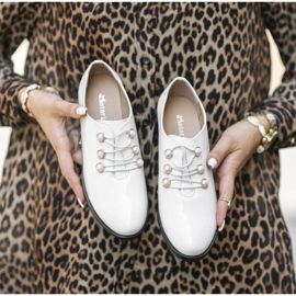 Sapatos lacados a branco no posto C17-57011-2 1 Sapatos lacados a branco no posto C17-57011-2 1