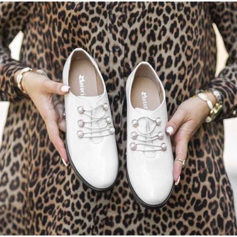 Sapatos lacados a branco no posto C17-57011-2 1 Sapatos lacados a branco no posto C17-57011-2 1