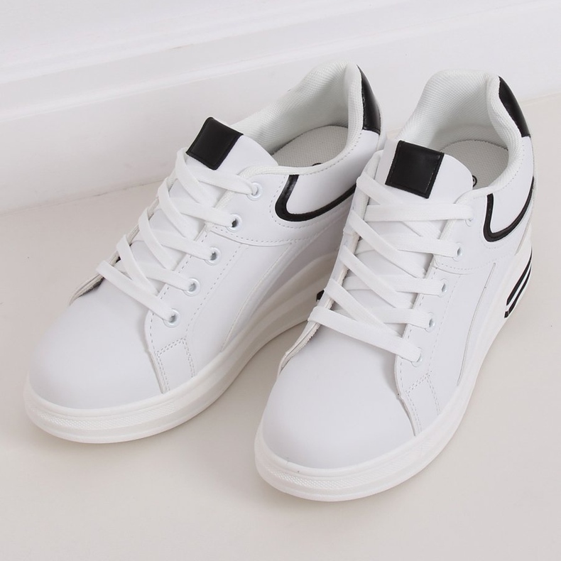 Tênis branco BY-0370 BRANCO / PRETO em uma cunha oculta 2