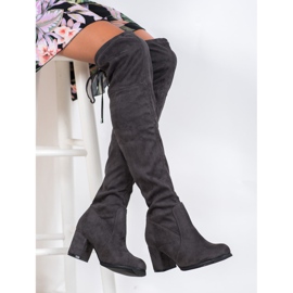 J. Star Botas deslizantes em um poste cinza 1