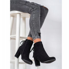 Botas amarradas no VINCEZA Post preto 1