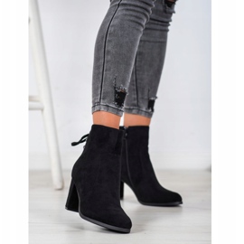 Botas amarradas no VINCEZA Post preto 2