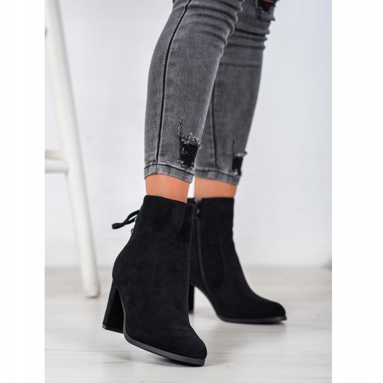 Botas amarradas no VINCEZA Post preto 2