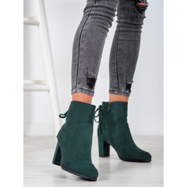 Botas amarradas no VINCEZA Post verde 1