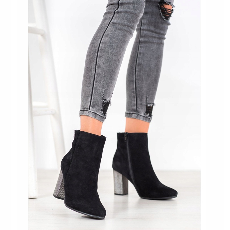 Goodin Botas de couro em um pilar preto 1