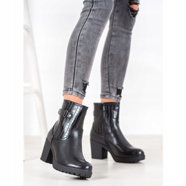 J. Star Botas quentes no poste preto 1