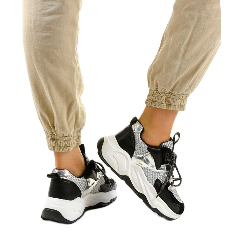 Tênis esportivos brancos com inserções pretas RAL-63 preto 1