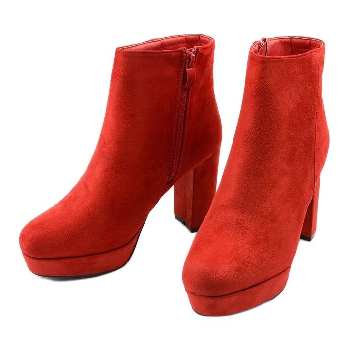 Botas vermelhas no poste de Neadarea vermelho 2