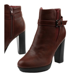 Botas marrons no posto Lorelle vermelho 1