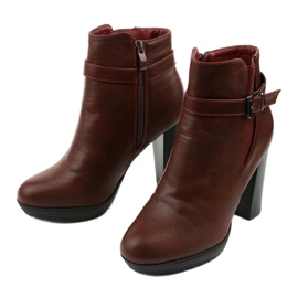 Botas marrons no posto Lorelle vermelho 2