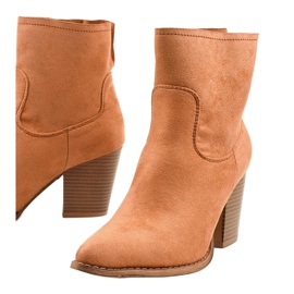 Botins castanhos no poste M398 1 Botins castanhos no poste M398 1