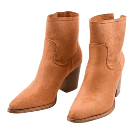 Botins castanhos no poste M398 2