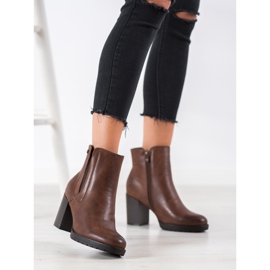 Weide Botas confortáveis ​​em um poste marrom 1