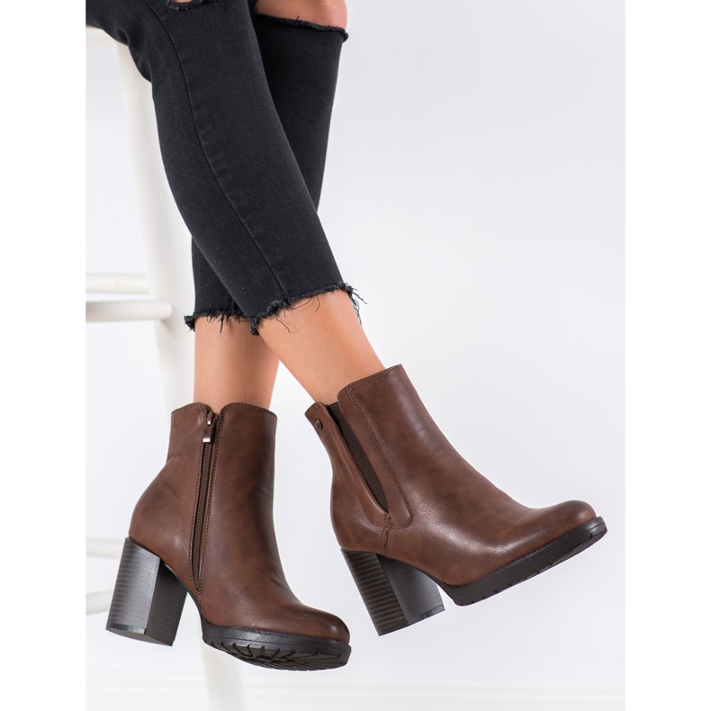 Weide Botas confortáveis ​​em um poste marrom 2