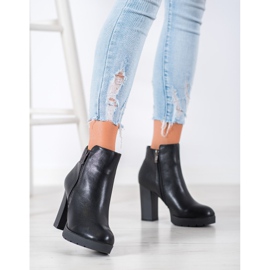 Goodin Botas elegantes em um poste preto 1