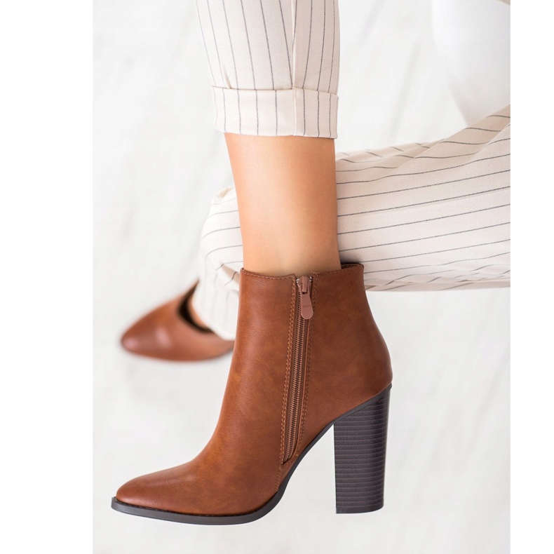 Seastar Botas clássicas em uma postagem marrom 2