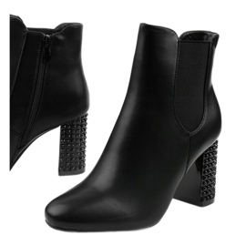 Botins pretos no poste Chardonnay 1 Botins pretos no poste Chardonnay 1