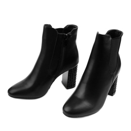 Botins pretos no poste Chardonnay 2 Botins pretos no poste Chardonnay 2
