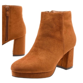 Botins de camurça marrom no poste Mahoganis amarelo 1