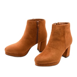 Botins de camurça marrom no poste Mahoganis amarelo 2