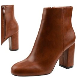 Botas marrons em um poste feito de couro ecológico Gawler marrom 1