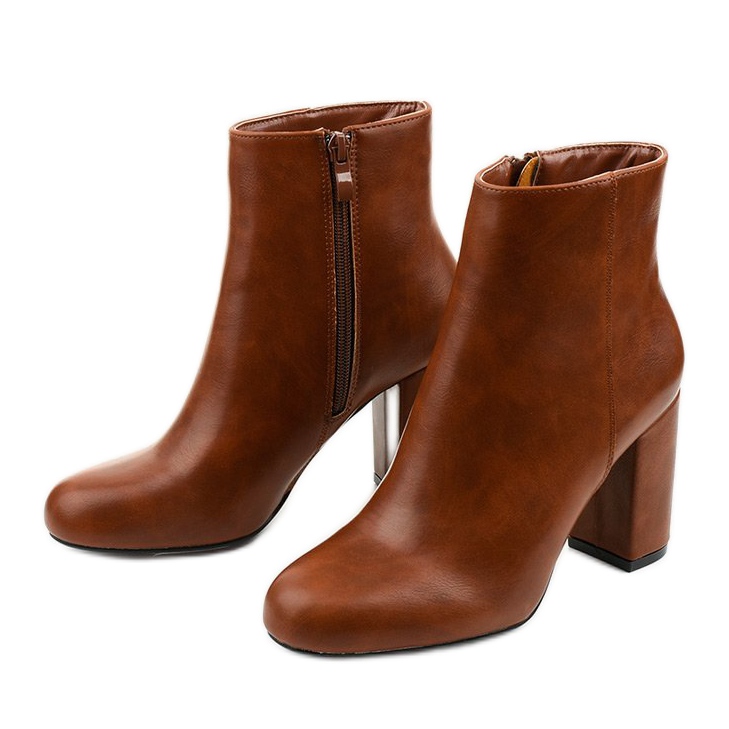 Botas marrons em um poste feito de couro ecológico Gawler marrom 2